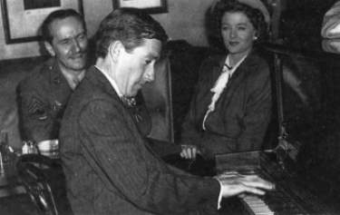 Hoagy Carmichael plays for March and Loy